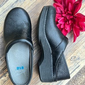 DANSKO LT SIZE 37 BLACK PLATFORM NURSING ROUND TOE SLIP ON CLOGS